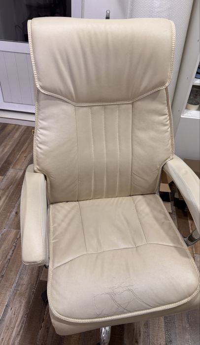 Офисное кресло в хорошем состоянии
