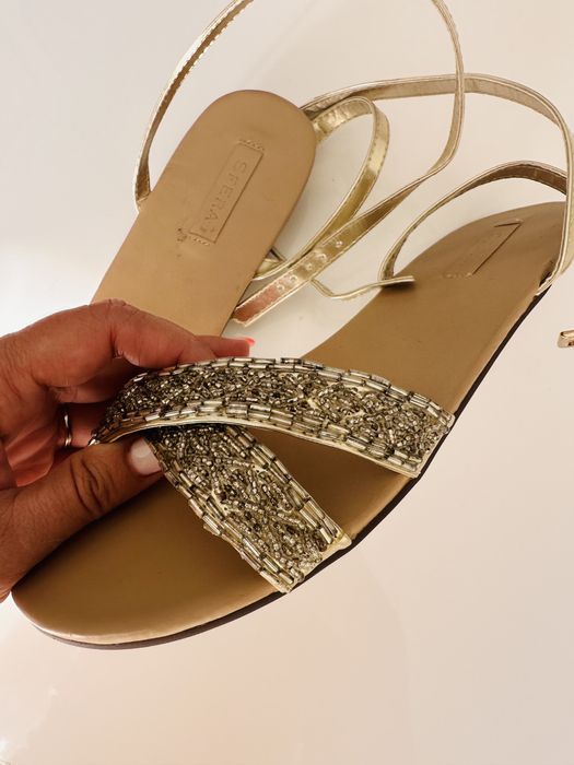 Нови равни сандали