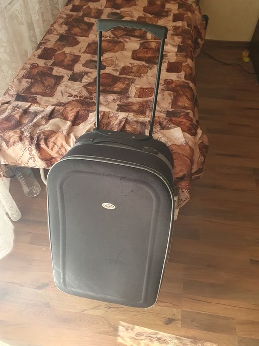 Продавам куфар за дрехи