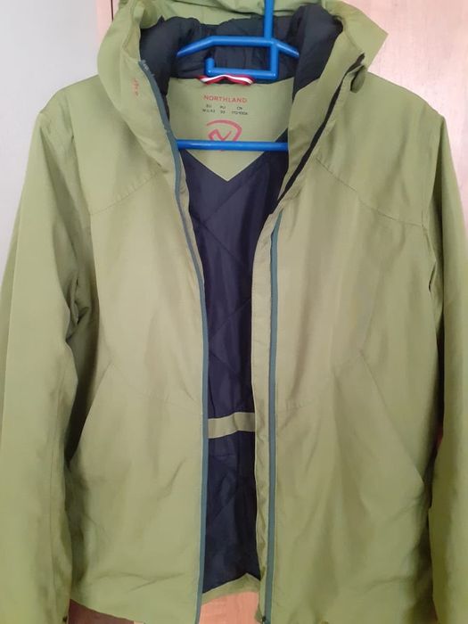 Продам куртку утепленная 50 размер.