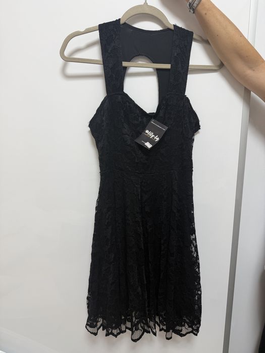 Елегантна дантелена рокля