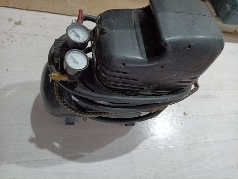 Продам компрессор 6-бар держет смело маленьки но удаленький хорошем со