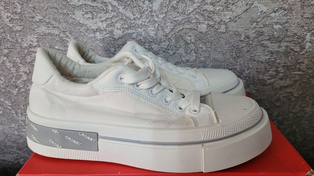 Кроссовки женские