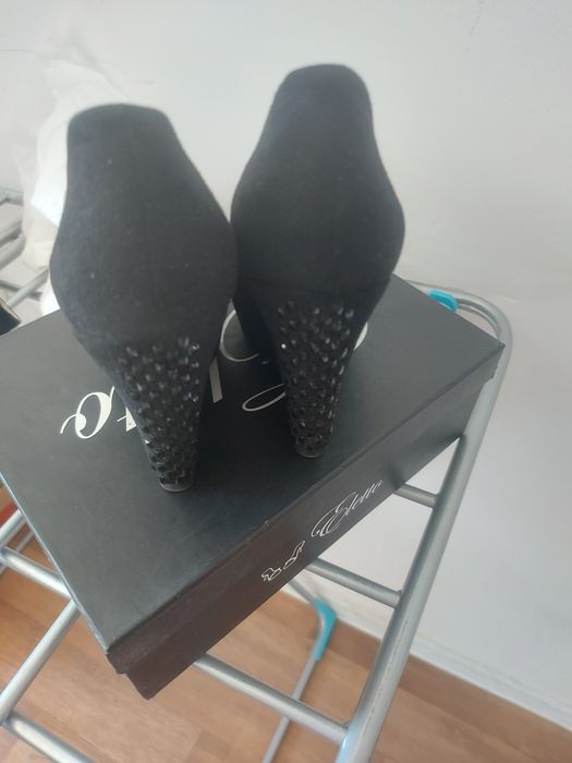 Туфельки  новую  продаются