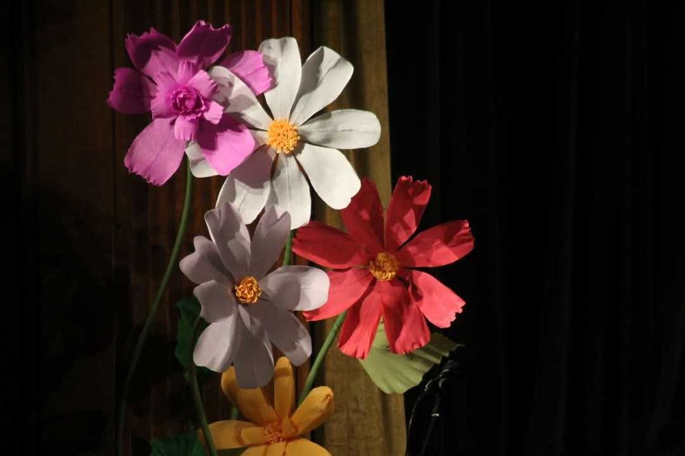 Големи цветя от хартия