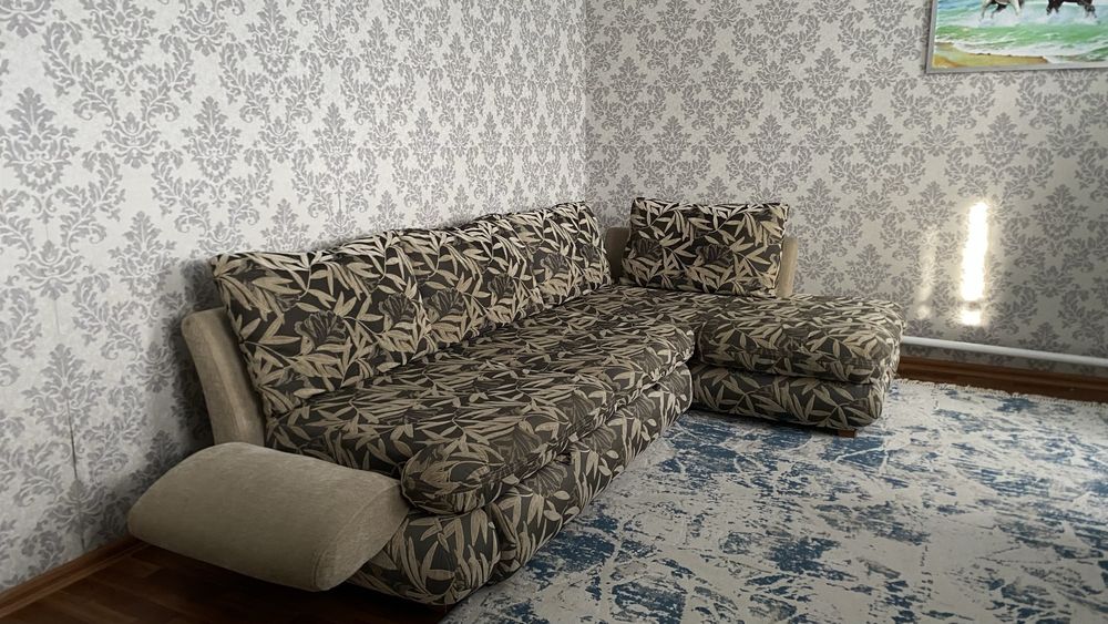 Продается диван с подушками