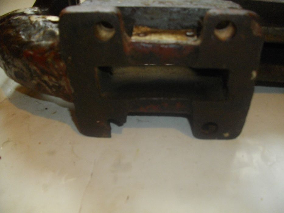 Българско Соц Шлосерско Менгеме 8,5 кг Старо качество  11 см Захват