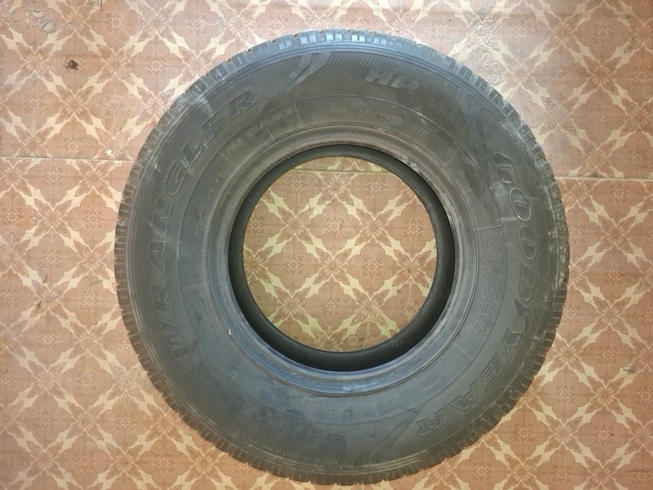 Продам шины на внедорожник.