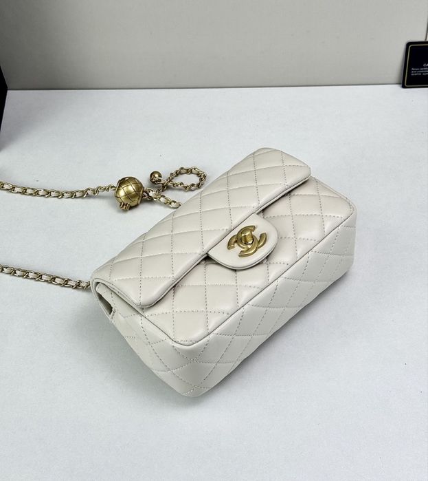 Бяла екрю мини чанта chanel