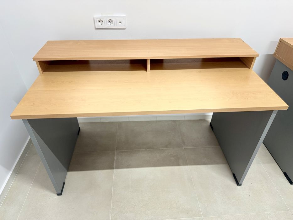 Продам б/у офисные столы!