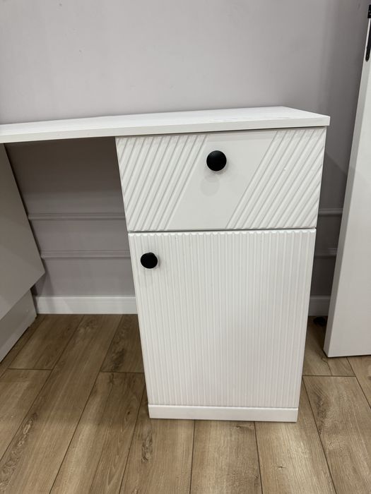 Продам стол+пенал для школьника