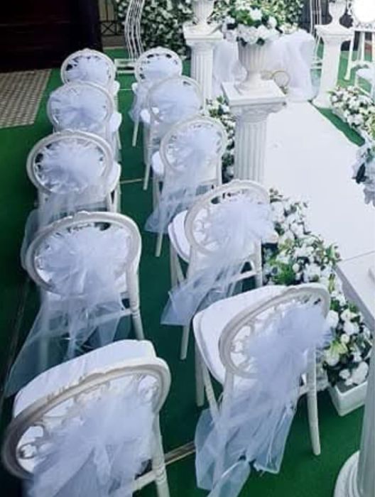 vand 18 scaune albe chiavary