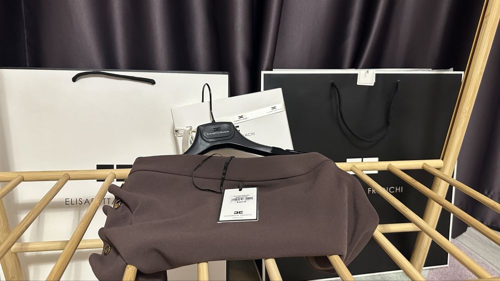 Пола, къс панталон и Обеци Elisabetta Franchi