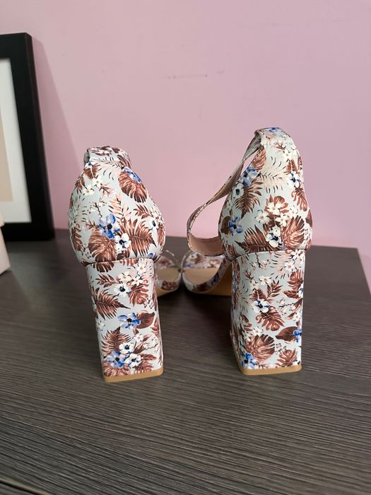 Нови обувки DeeZee