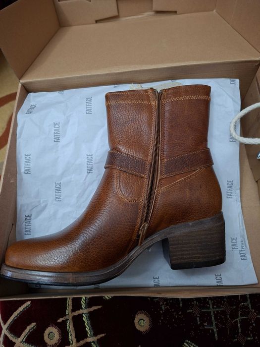 Cizme elegante noi nouțe cu etichetă