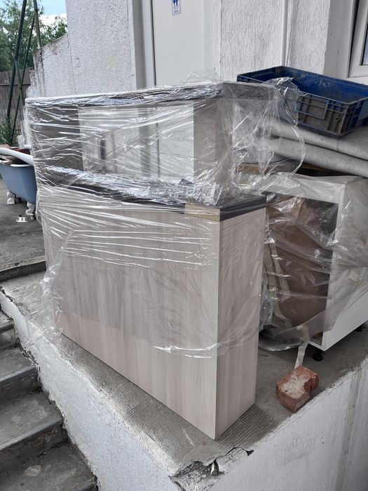 Corp mobilier cu rafturi