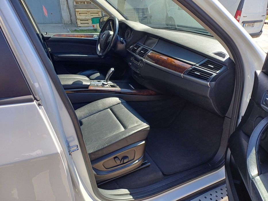 BMW X5 E70 3.0i 2009 На 25.03.2026г монтирани чисто нови гуми