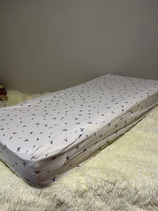 Продам простынь для манежки