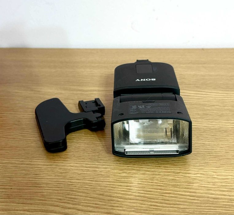 Blitz extern Sony HVL-F32M cu husă și suport – stare excelentă