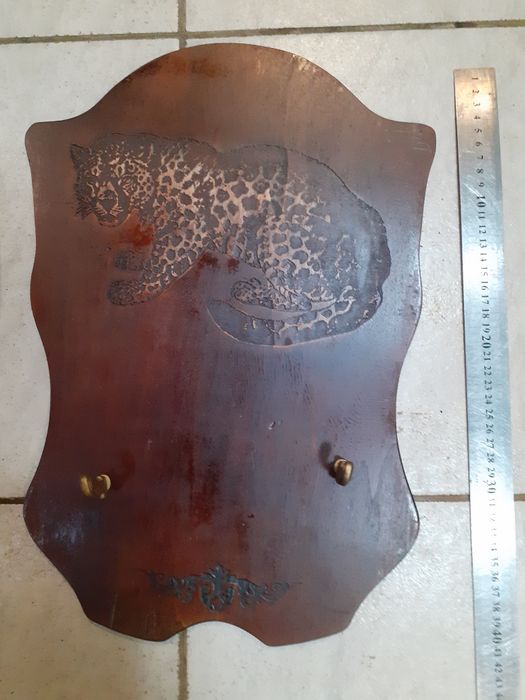 Дървена стойка за стена,за пистолет,нож,кама,кортик и др.