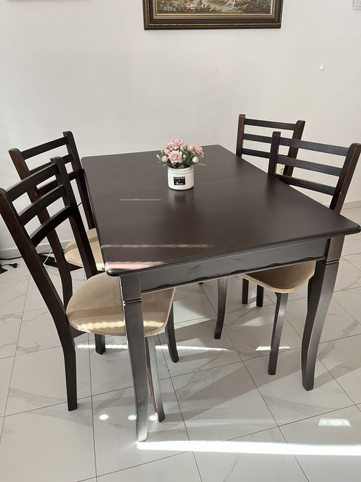 Кухненска маса плюс 4 броя столове.