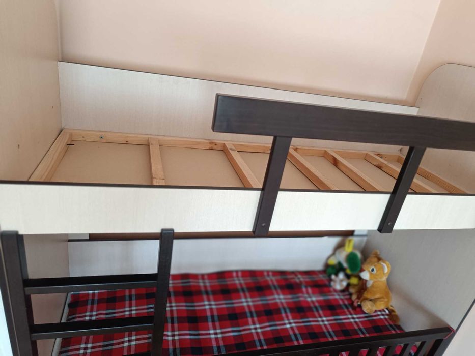 Продавам двуетажно легло