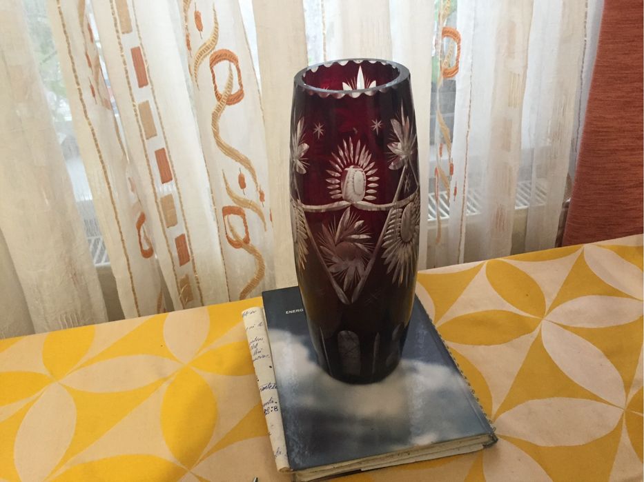 Vază din rubin vișinie