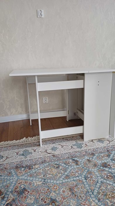 Продам обеденный стол белого цвета