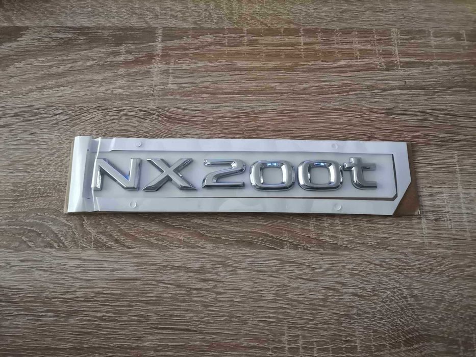 сребрист надпис Lexus NX 200t