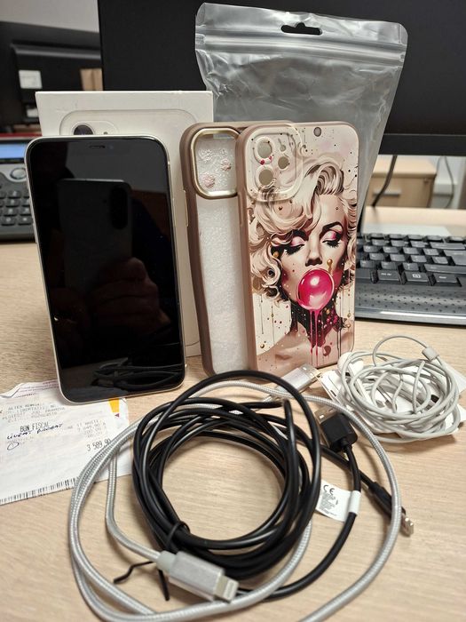Iphone 11 alb (64Gb) stare f buna, cutie + casti + 2 huse + 2 cabluri