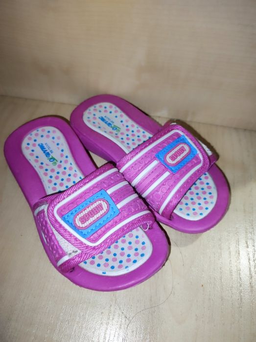 Продам детские кроссовки