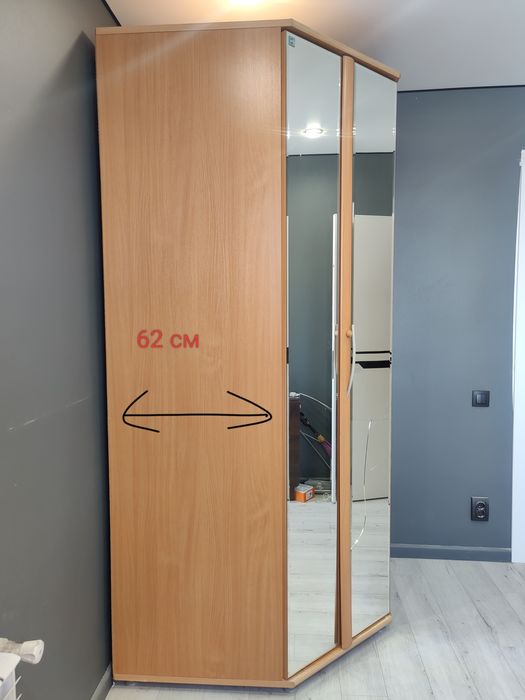 Угловой шкаф в хорошем состоянии