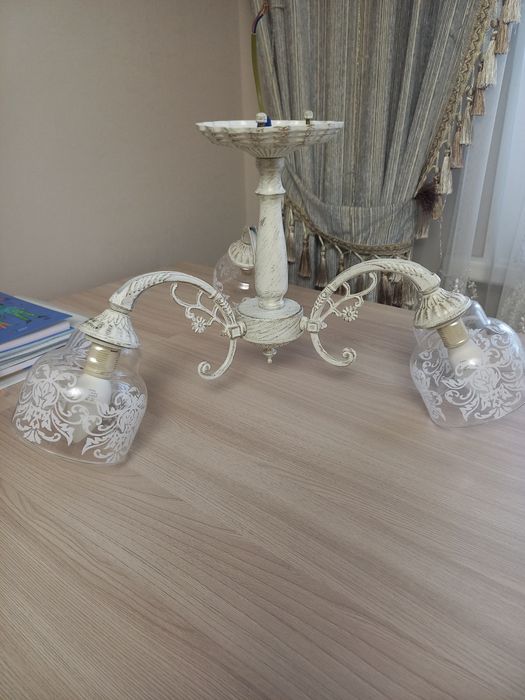 Продам люстру 3 рожковую б/у