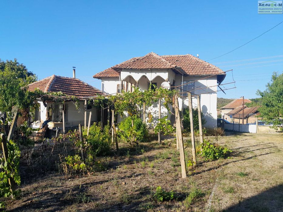 Къща с голям двор в с.Долно Белотинци, общ.Монтана