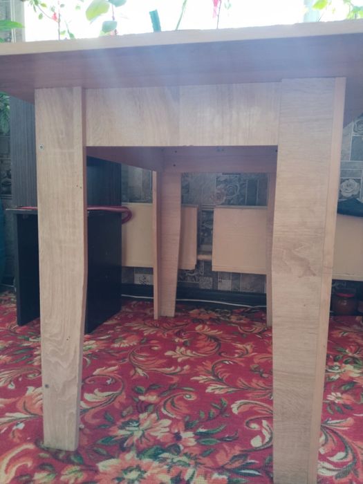 Продается стол с стульями (4 стулья)