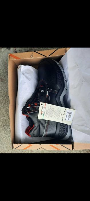 Vând două perechi de Bocanci Drumetii.