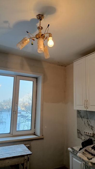 Продом 4 люстра.