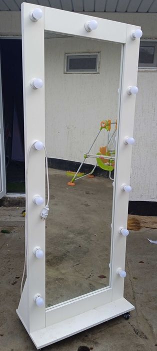 Продам зеркало с лампочками