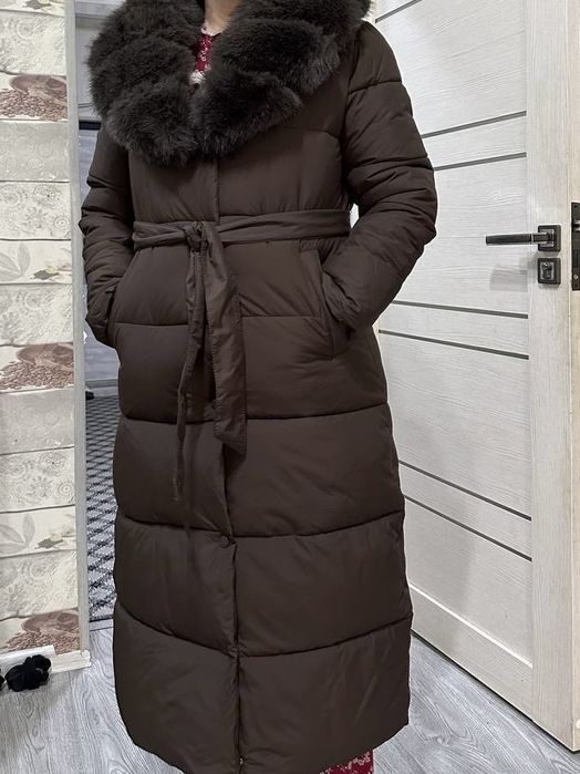 Зимняя женская куртка / пуховик с меховым воротником