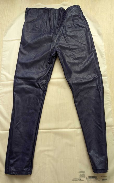 Pantaloni piele ecologică mov/purple – mărime 40 (potriviți S/M)