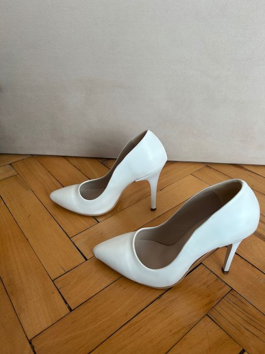 Обувки на ток в бял цвят