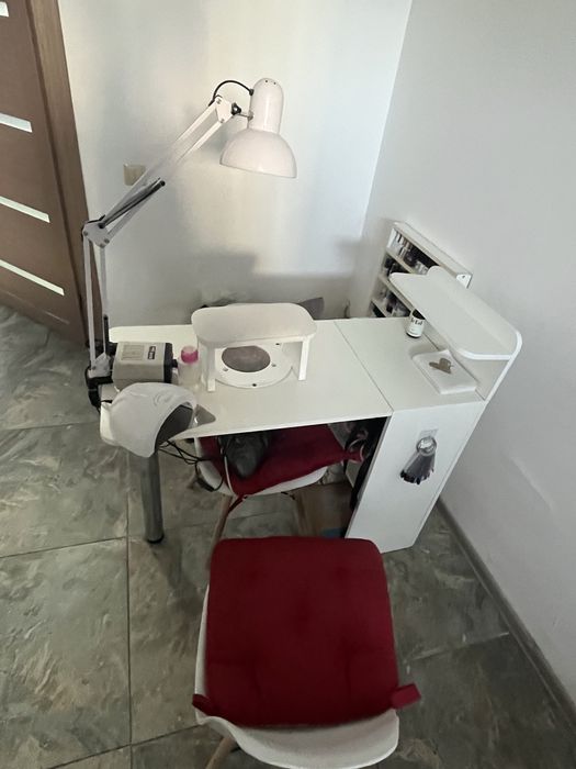 Маникюрный стол встореным пылесосом