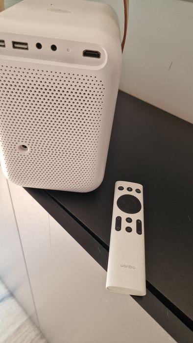 Vand videoproiector micut portabil.
