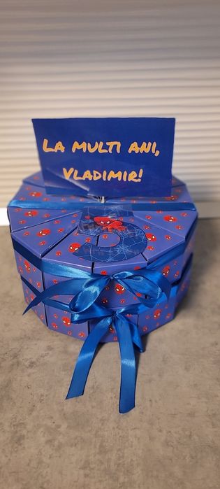 Tort din dulciuri în cutie