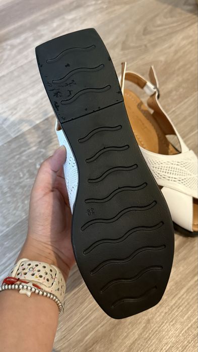 Босоножки новые