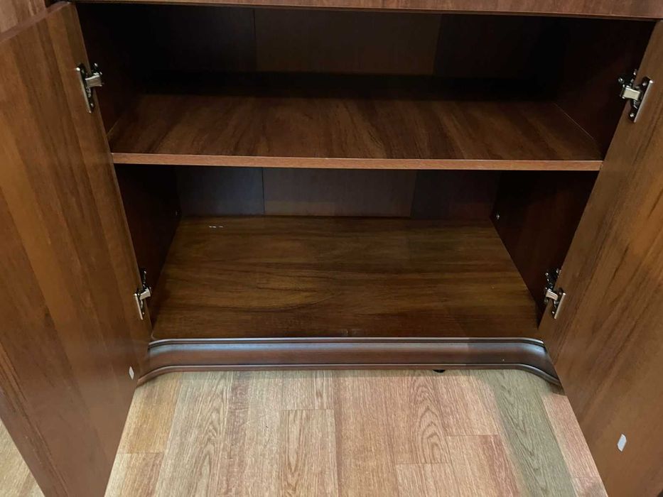 шкаф витринный для гостевой