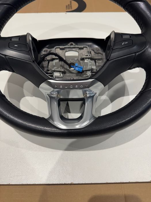 Peugeot 208 /2008 кожен волан Пежо 208