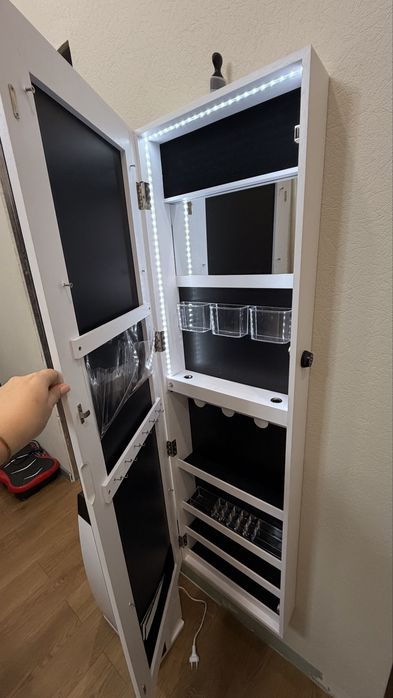 Продам зеркало-шкаф