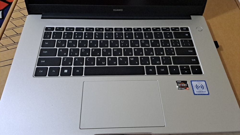 Ноутбук HUAWEI модель BoM- WDQ9. RAM : 8 гб