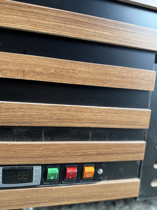 Хладилна витрина вертикална